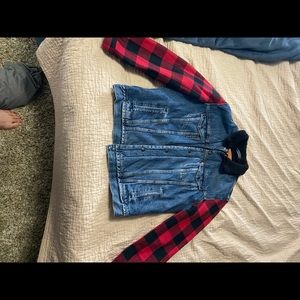 Sherpa lined plad sleeved trucker jacket